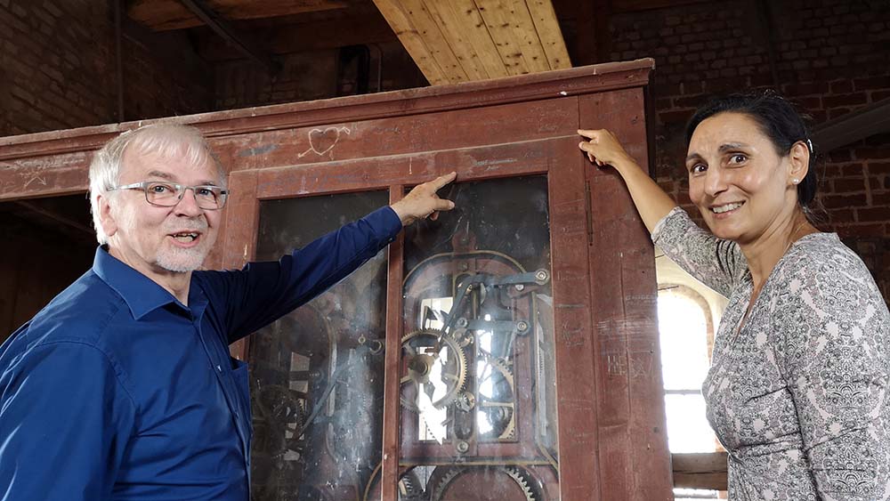  Kirchenlotse Günther Gathemann und Pastorin Rebecca Lenz haben am Schrank des alten Uhrwerks in der Marienkirche viele Graffiti entdeckt