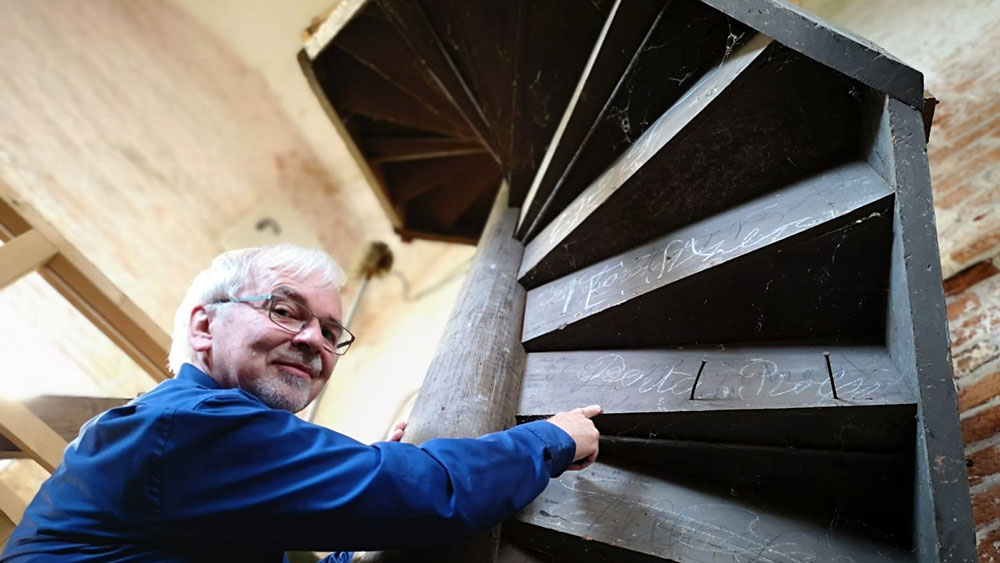  Kirchenlotse Günther Gathemann zeigt die Schmierereien unter der Treppe