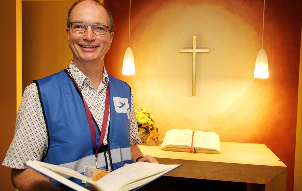 Flughafenpastor Harms in der Kapelle des Flughafens