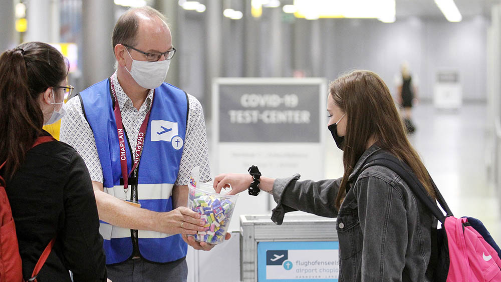 Einsatz am Airport: Flughafenpastor Harms verteilt Brausepulver an Reisende