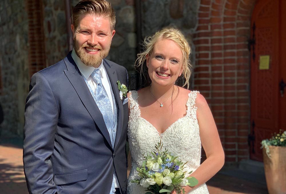 Das Hochzeitspaar Veronika Wintjen und Kevin Vieth am 20.06.20 vor der St. Martin-Kirche in Oldendorf 