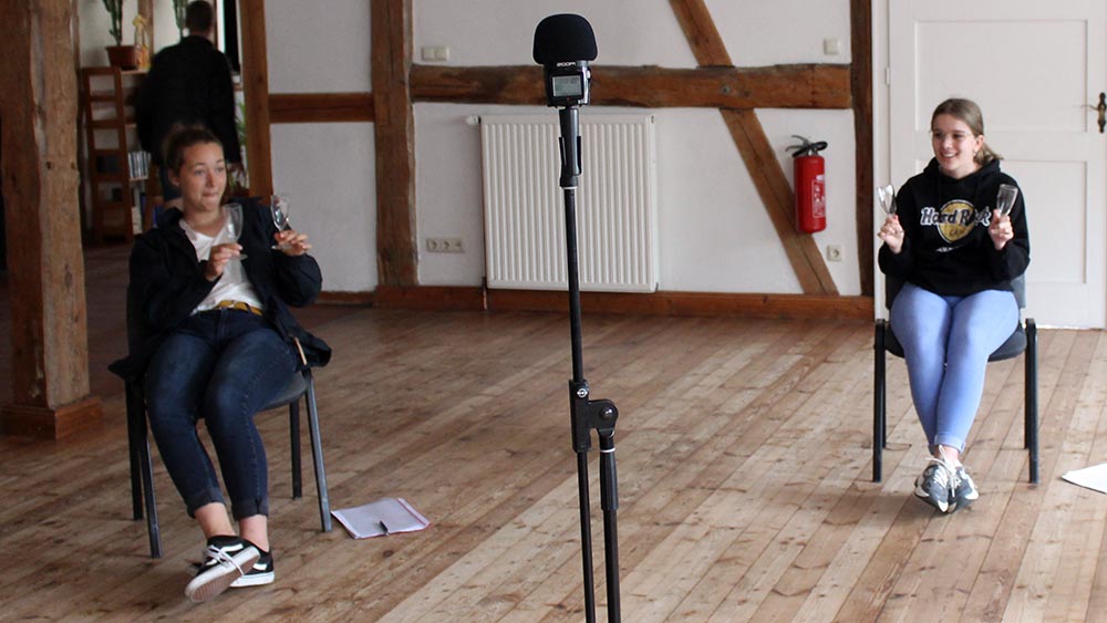 Jula (li.) und Johanna nehmen das Hörspiel auf