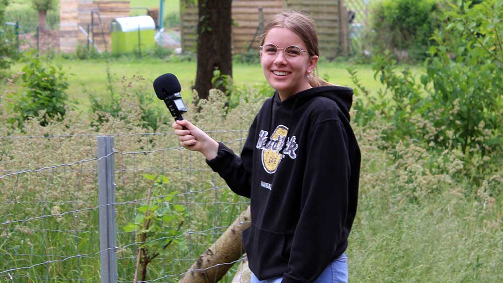 Im Einsatz: Johanna nimmt für das Hörspiel Gartengeräusche auf