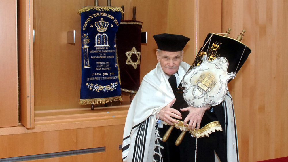 Landesrabbiner William Wolff am Thoraschrein in der neuen Synagoge in Schwerin am 09.12.08.