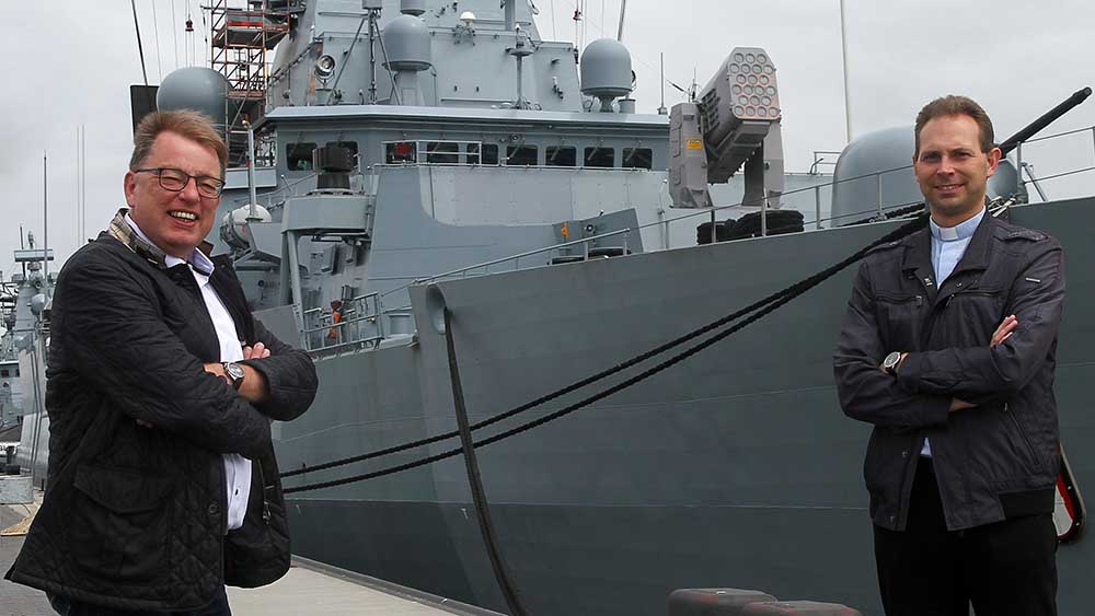 Abschied in Wilhelmshaven: Militärpfarrer Frank Leßmann-Pfeifer (l.) und sein katholischer Kollege Torsten Stemmer vor der Fregatte „Hamburg“ 