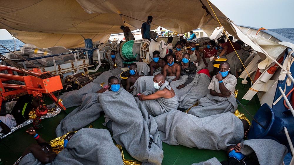 Gerettete Flüchtlinge an Bord der Sea-Watch 4