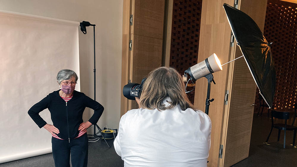 Neben der Kapelle des Ökumenischen Forum fotografiert Carsten Hokema, hier Elke Frey