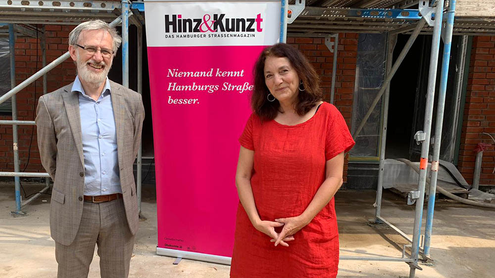 Vor dem Neubau: Geschäftsführer Jörn Sturm und Chefredakteurin Birgit Müller