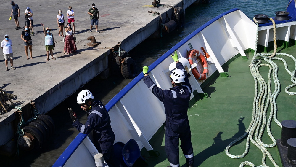 Die Crew der Sea Watch 4 winkt Passanten beim Ablegen zu