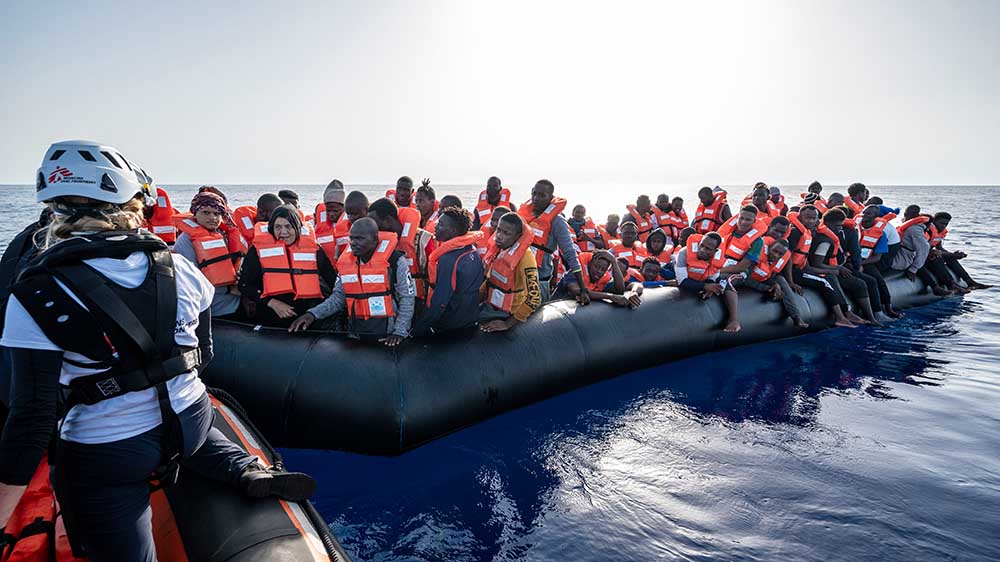 Von einem überfüllten Schlauchboot hat die Sea-Watch 4 die Flüchtlinge gerettet.