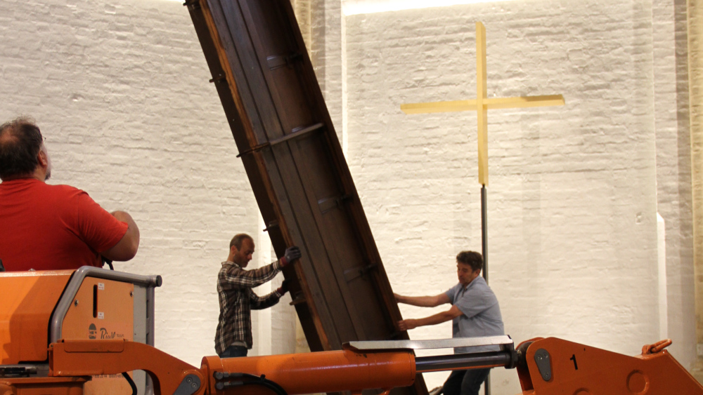 Kirchenbank mal hochkant: Axel Richter und Jens-Martin Kruse laden dazu ein, die Kunstinstallation in der Hauptkirche St. Petri zu erleben.