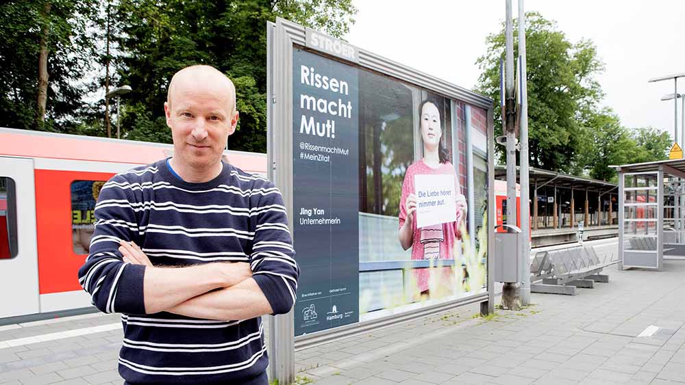 Tobias Stäbler vor einem der Plakate am S-Bahnhof Blankenese