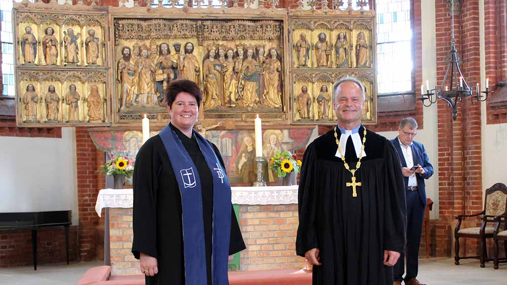 Seemannsdiakonin Stefanie Zernikow mit Bischof Tilman Jeremias