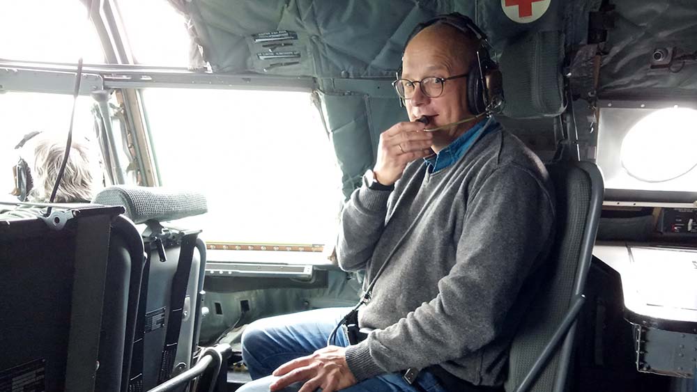 Militärpfarrer Ekkehart Woykos in der Transall.