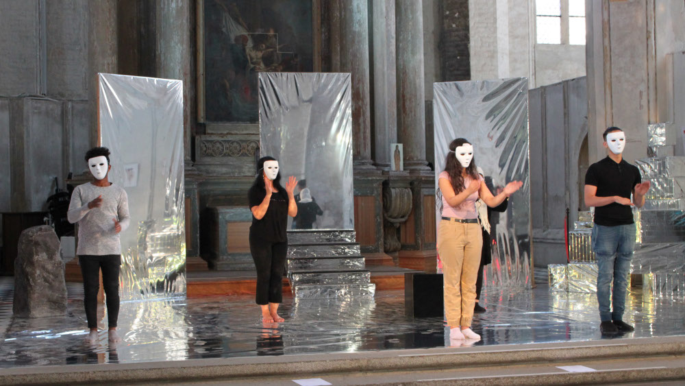 Theaterprojekt ÜberGrenzen: Theater bewusst mit sozialer Arbeit verbinden.