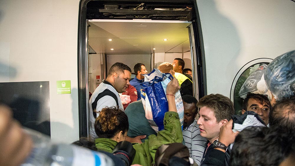 Flüchtlinge steigen in Frankfurt aus einem überfüllten Zug