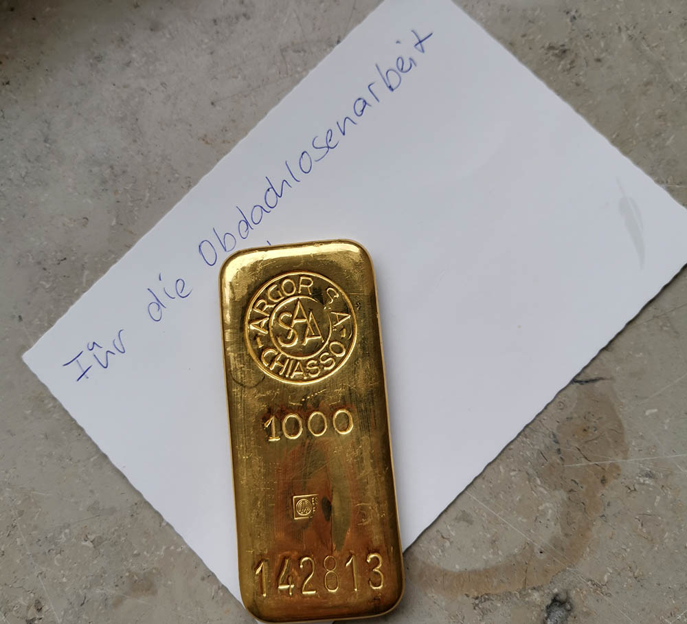 Eine unbekannte Frau hat der Diakonie in Hannover einen Goldbarren im Wert von 26.400 Euro für die Arbeit mit obdachlosen Menschen gespendet. Die aeltere Dame war spontan vor der Tuer des Diakonischen Werks erschienen und drueckte einer Mitarbeiterin einen Umschlag mit dem Gold und einem Zettel in die Hand. Mit den Worten “Ueberraschung – machen Sie etwas Schoenes damit” verabschiedete sie sich gleich wieder. “Wir sind total ueberrascht und freuen uns riesig”, sagte Diakoniepastor Rainer Mueller-Brandes. Unser Bild zeigt eine Aufnahme vom 17.08.2020. Siehe epd-Meldung vom 27.08.2020. DER ABDRUCK DES EPD-FOTOS IST HONORARPFLICHTIG!