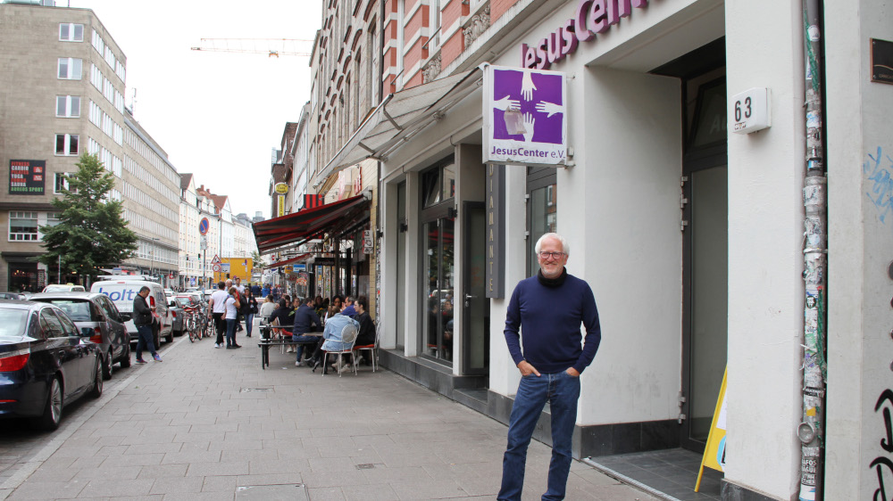 Holger Muetze, Vorstandsmitglied vom Jesus-Center in Hamburg, vor der gefragten sozialen Instanz in Hamburg.