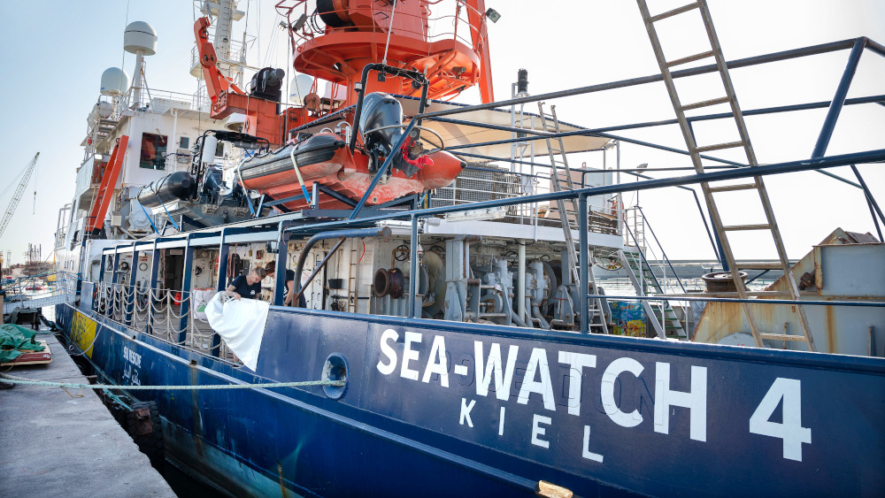 Die "Sea-Watch 4" liegt im spanischen Mittelmeerhafen Burriana und wird auf ihre erste Flüchtlings-Mission vorbereitet. 