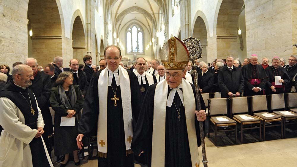 Zum 850-jährigen Bestehen des Klosters im März 2013 ziehen Ralf Meister (li.) und Horst Hirschler in die Kirche ein