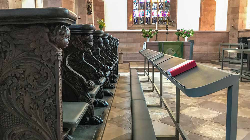 Die einzelnen Plätze des Chorgestühl können nun beheizt werden