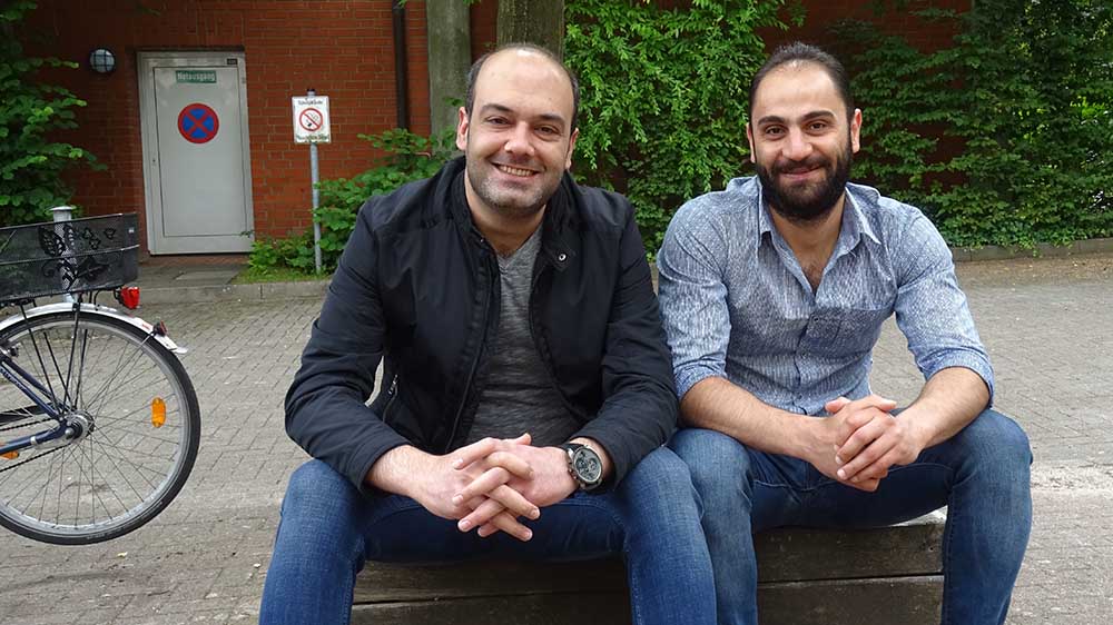 Eyad Isper (l.)und Mohammed Masmas dürfen sich nun Kaufmann für Büromanagement nennen