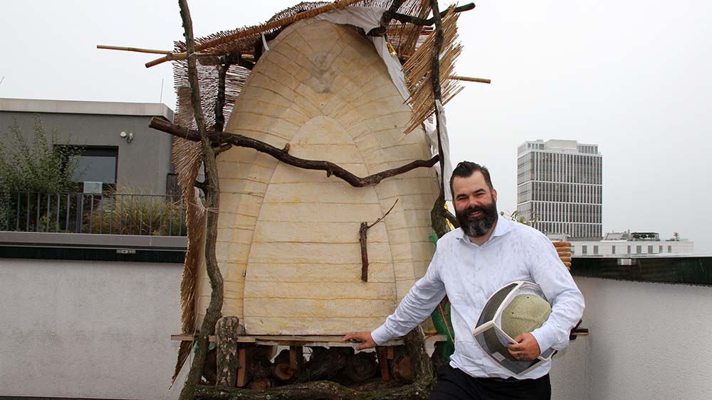 Henning Klahn, Geschäftsführer des Ökumenischen Forums und Imker, vor der Bienen-Kapelle