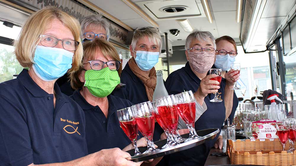 Erfrischung gefällig? Die Ehrenamtlichen haben schon mal eingeschenkt