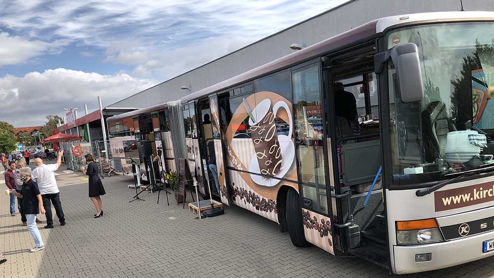 Image - Hier kommt die Kirche mit einem Café im Bus