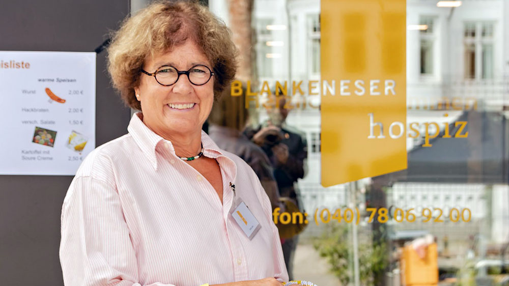 Clarita Loeck vor dem Eingang zum Hospiz