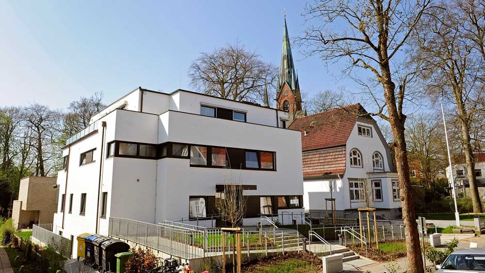 Das Emmaus-Hospiz mit der Blankeneser Kirche am Markt im Hintergrund