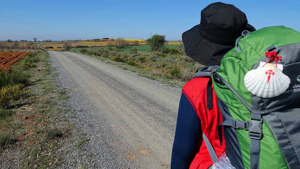 Mit Rucksack und Sonnenhut geht es wieder durch Spanien