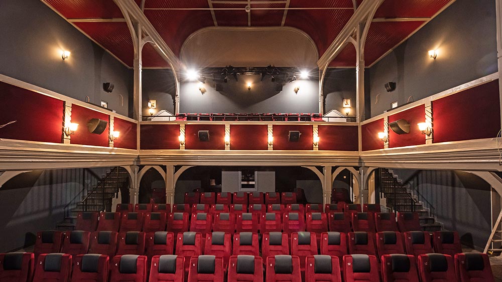 Im Saal der Kirche stehen jetzt Kinositze