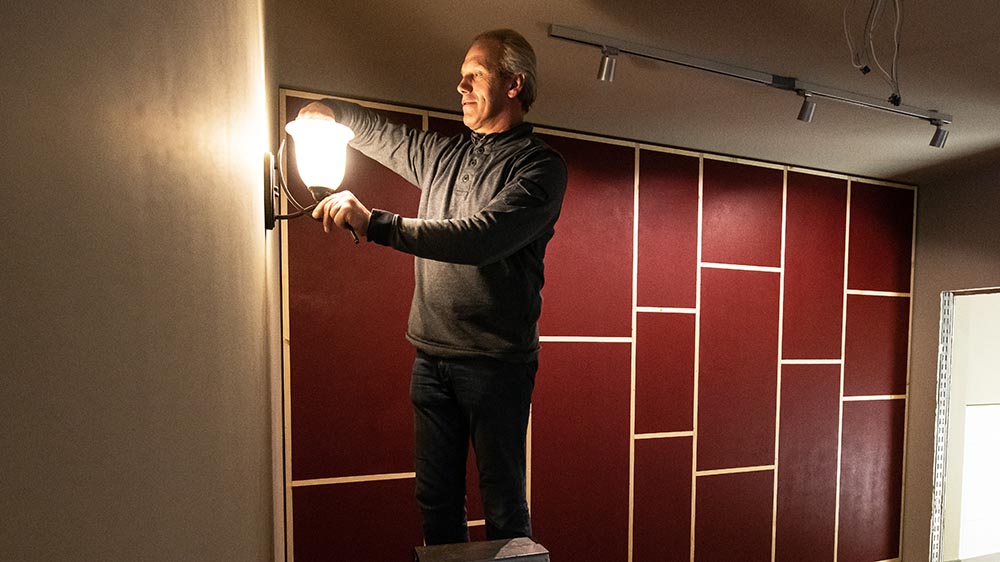 Installateur Peter Böhme legt letzte Hand an