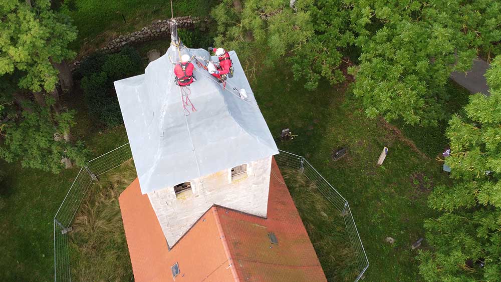 Falko Weise-Schmidt und Frank Miske auf dem Kirchturm von Kagenow südlich von Greifswald