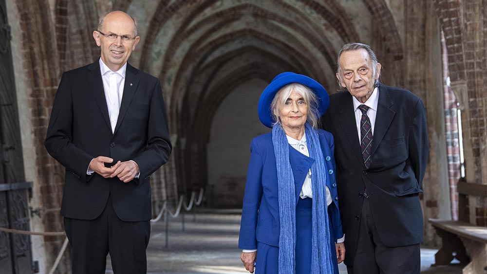Anläßlich des 80. Geburtstges des Altbischof Knuth fand ein Empfang im Schleswiger Dom statt.
v.l.n.r: Bischof Gothart Magaard, Frau Sigrid Knuth-Baschek und Altbischof Hans Christian Knuth
Foto: Tim Riediger / Nordkirche