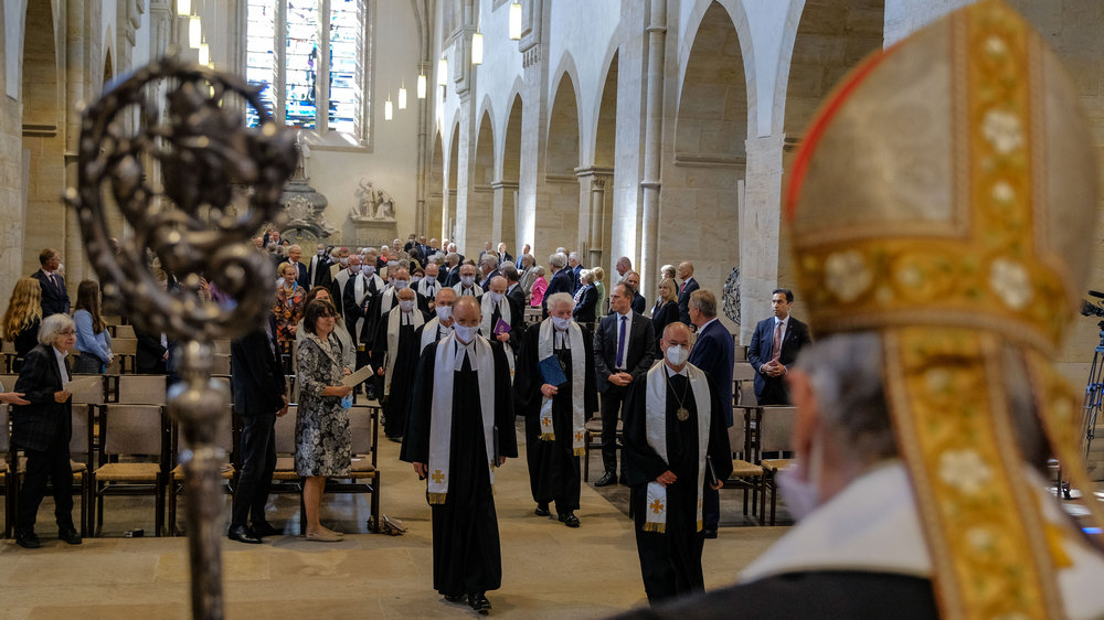 Landesbischof Meister (li.) zieht in die Kirche ein