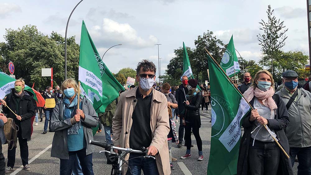 Mit Maske und Abstand: In Hamburg marschierte Propst Axel Matyba mit