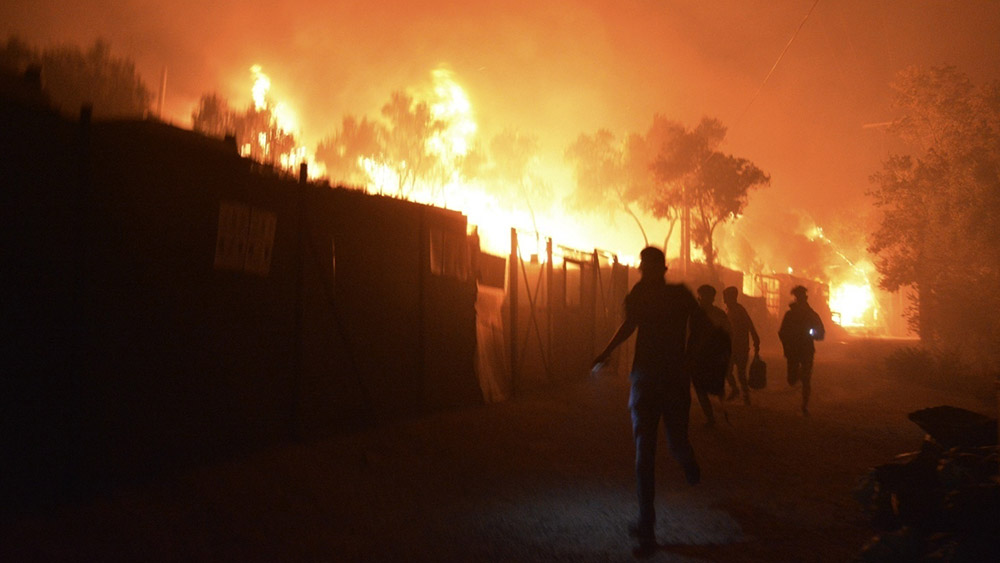 Vor den Flammen fliehen die Menschen im Flüchtlingslager Moria