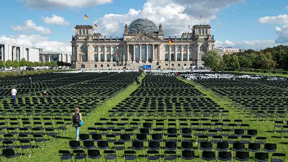 Rund 13.000 Stühle – so viele wie Bewohner in Moria – hatten Hilfsorganisationen am Montag vor dem Reichstag aufgestellt, zwei Tag vor dem Feuer Foto: Christian Ditsch / epd