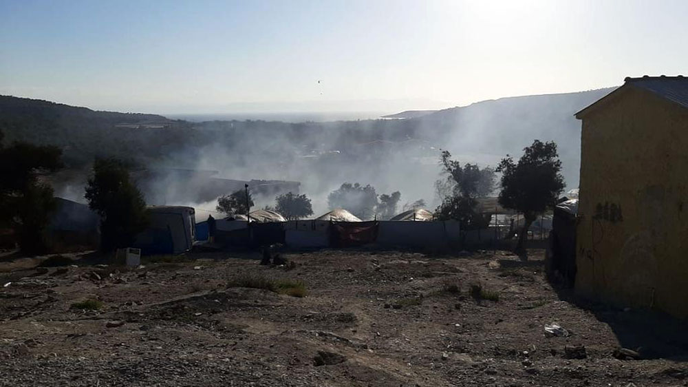 Am Tag danach steigt Rauch über dem Flüchtlingslager Moria auf