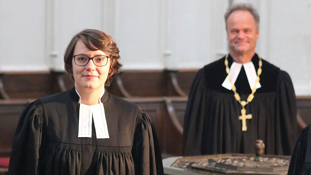 Kristina Pitschke bei ihrer Ordination mit Bischof Tilman Jeremias im Greifswalder Dom