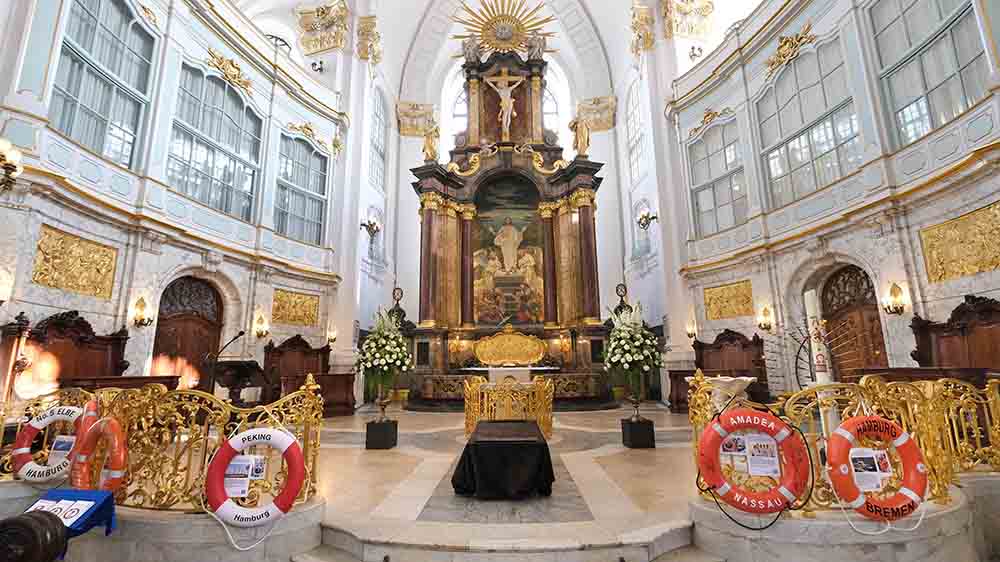 Vor dem Altar hängen die Rettungsringe