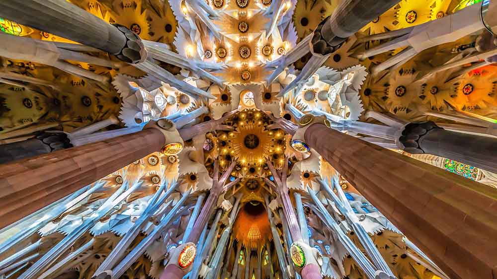Blick in den Innenraum der Sagrada Familia
