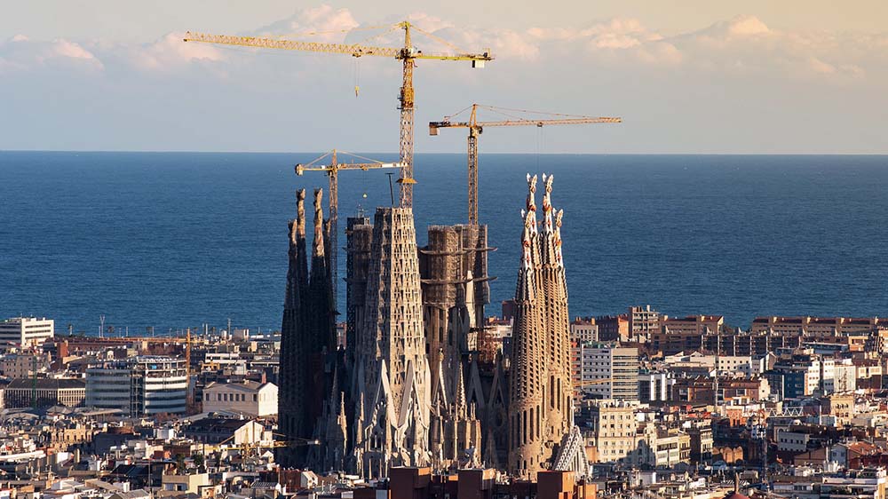 Kirche und Kräne – ein vertrautes Bild in Barcelona