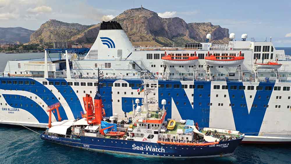 Von der Sea-Watch 4 steigen die geretteten Flüchtlinge auf ein Quarantäneschiff um
