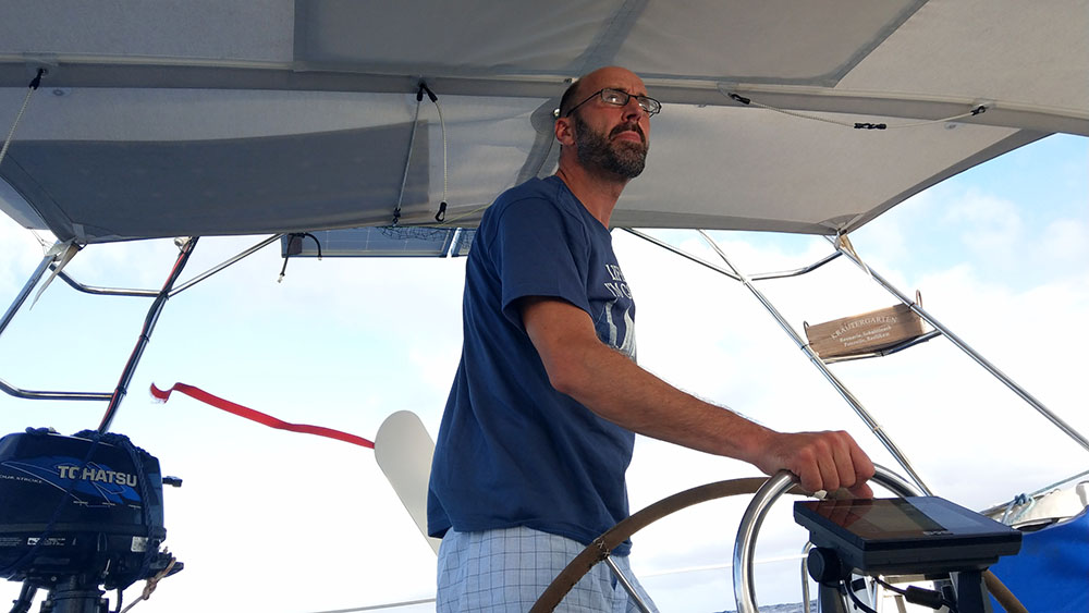 Pastor Raphael Steenbuck am Steuer der Yacht Espíritu