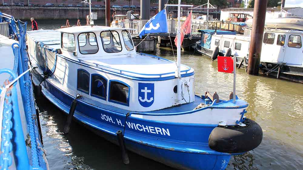 Mit der Barkasse "Johann Hinrich Wichern" fahren die Seelsorger los