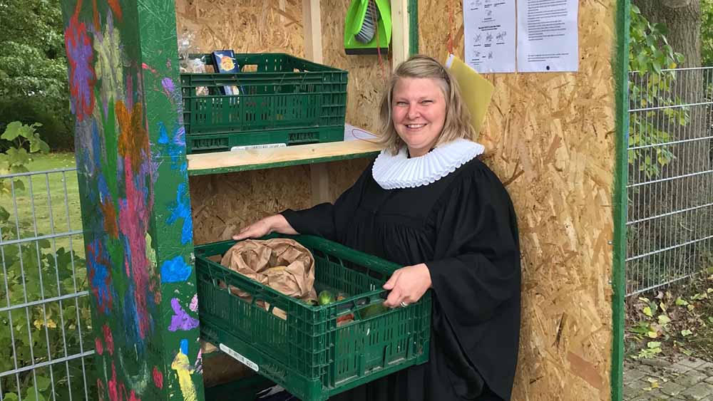 Pastorin Anne Mareike Müller präsentiert den Fairteilerschrank