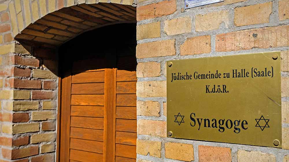 Diese Tür vor der Synagoge von Halle hielt stand